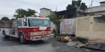 Anciano se quema al incendiarse su casa