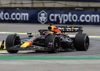 Verstappen saldrá primero el domingo en Brasil; Checo noveno