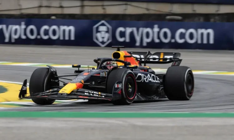 Verstappen saldrá primero el domingo en Brasil; Checo noveno