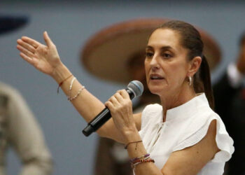 Claudia Sheinbaum rechaza modelo privatizador y critica a opositora en precampaña en Tabasco