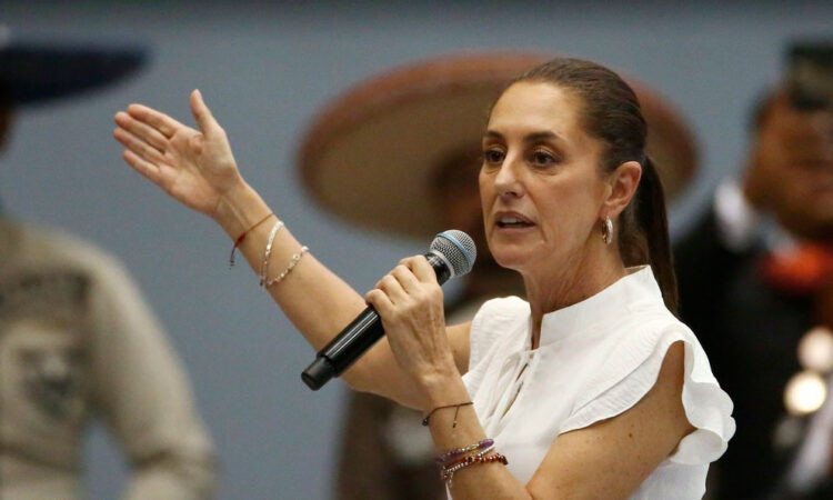Claudia Sheinbaum rechaza modelo privatizador y critica a opositora en precampaña en Tabasco