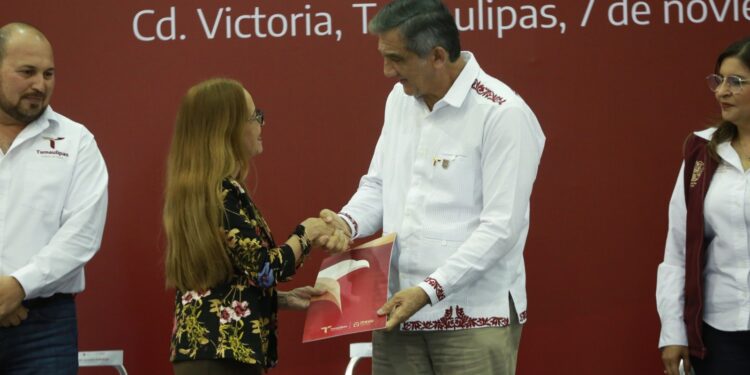 Entrega gobernador escrituras a 1,500 familias