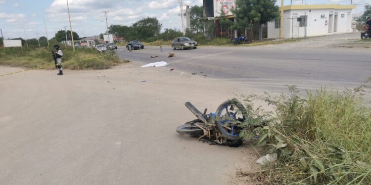 Muere motociclista al chocar contra auto
