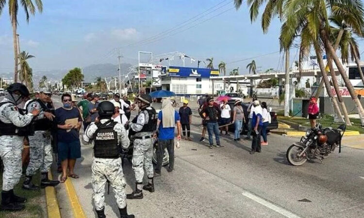 Bloqueo en Acapulco: Damnificados por Otis exigen enseres prometidos