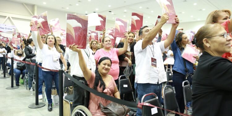 Entrega gobernador escrituras a 1,500 familias