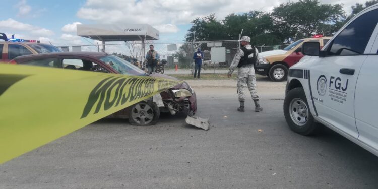 Muere motociclista al chocar contra auto