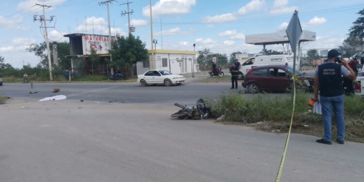 Muere motociclista al chocar contra auto