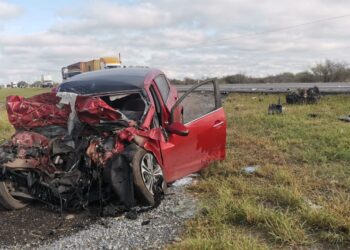 Muerte en la carretera: trailer choca contra camioneta