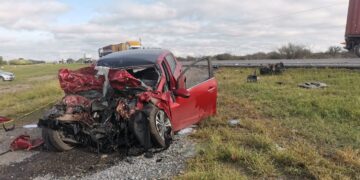 Muerte en la carretera: trailer choca contra camioneta