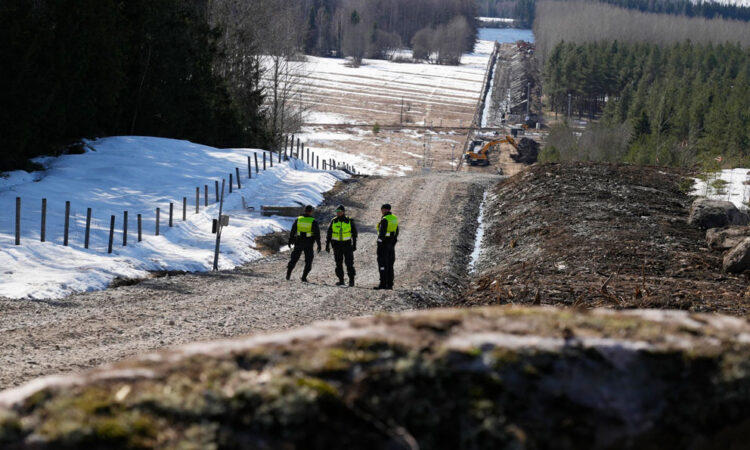Finlandia cierra su frontera con rusia durante dos semanas en respuesta a crisis migratoria