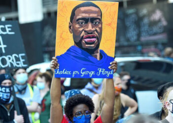 Derek Chauvin, expolicía que asesinó a George Floyd, apuñalado en prisión