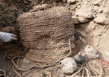 Descubiertas cinco momias en una pirámide en el centro de Lima