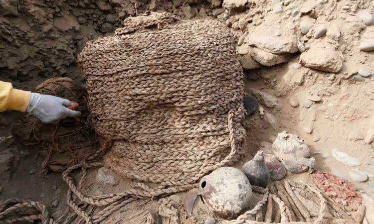 Descubiertas cinco momias en una pirámide en el centro de Lima