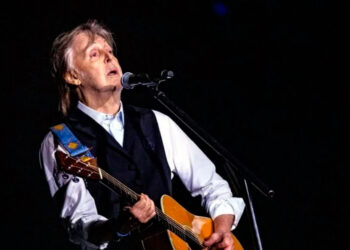 Paul McCartney saluda a fans en México antes de sus conciertos en el Foro Sol