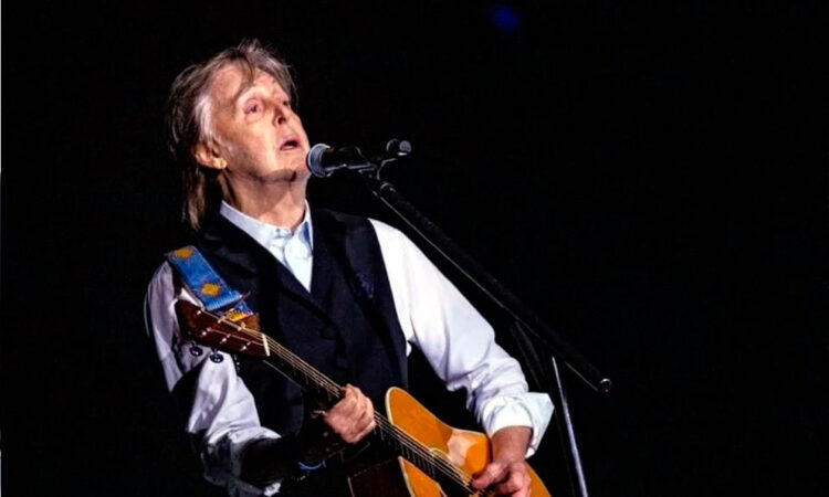 Paul McCartney saluda a fans en México antes de sus conciertos en el Foro Sol