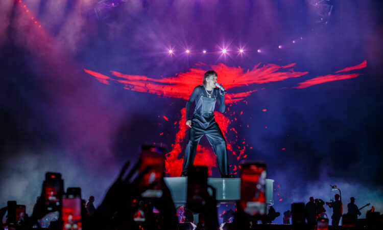 Peso Pluma conquista Monterrey con espectáculo explosivo