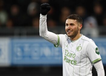 Santiago Giménez brilla con un triplete en la victoria clave de Feyenoord