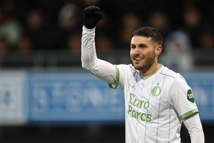 Santiago Giménez brilla con un triplete en la victoria clave de Feyenoord