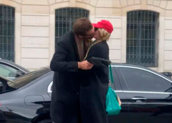 Sophie Turner es captada besandose con otro hombre mientras se divorcia