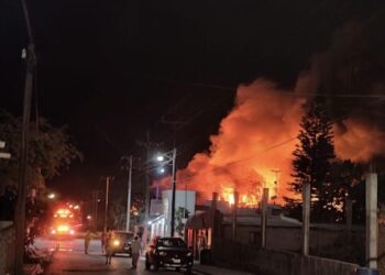 Incendio consume tienda Aurrerá en San Fernando, Tamaulipas