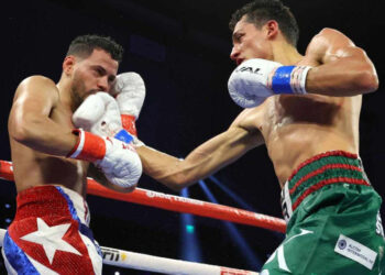 Mexicano Rafael Espinoza da sorpresa y logra título en peso pluma