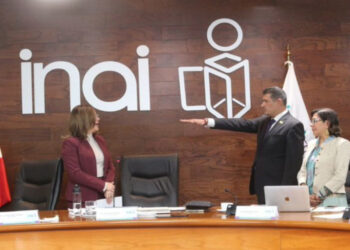 Adrián Alcalá toma protesta como presidente del INAI