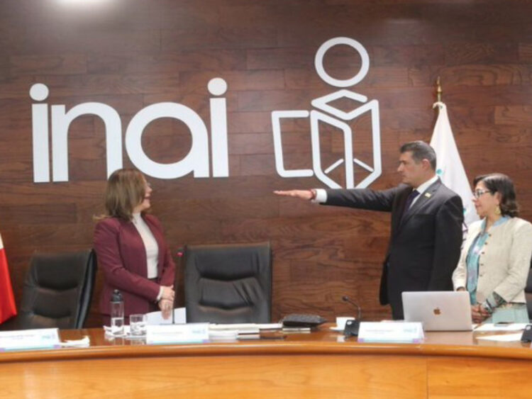 Adrián Alcalá toma protesta como presidente del INAI