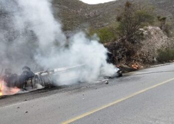 Bomberos acuden a sofocar incendio de pipa en carretera Victoria-San Luis Potosí