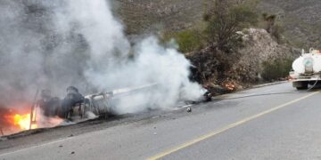 Bomberos acuden a sofocar incendio de pipa en carretera Victoria-San Luis Potosí