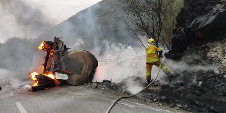 Bomberos acuden a sofocar incendio de pipa en carretera Victoria-San Luis Potosí