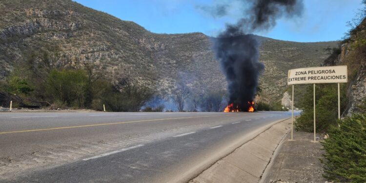 Bomberos acuden a sofocar incendio de pipa en carretera Victoria-San Luis Potosí