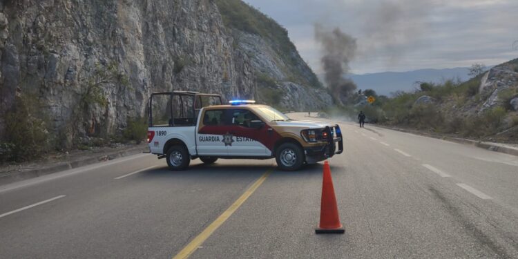 Bomberos acuden a sofocar incendio de pipa en carretera Victoria-San Luis Potosí
