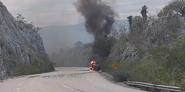 Bomberos acuden a sofocar incendio de pipa en carretera Victoria-San Luis Potosí