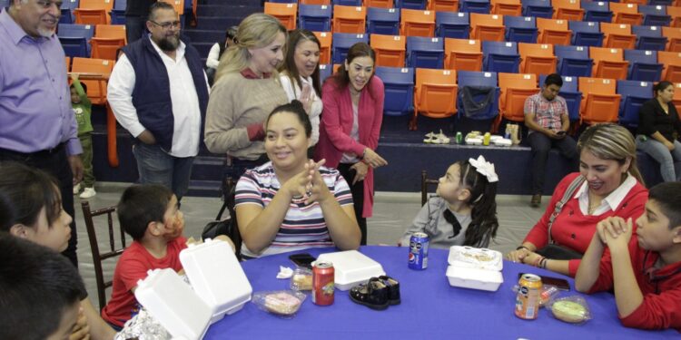 Ofrece UAT festejo infantil navideño a hijos del personal  sindicalizado