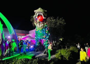 Encienden el “Dino” Navideño en el Tamux, en medio de villancicos, bailes y Santa Claus