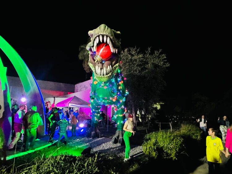 Encienden el “Dino” Navideño en el Tamux, en medio de villancicos, bailes y Santa Claus
