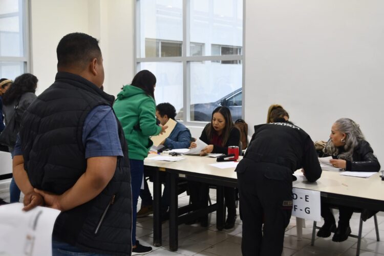 Guardia Estatal y personal de la SSPT reciben becas estatales