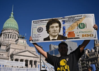 Milei lanza plan de austeridad en Argentina; devalúa más de 50 % la moneda