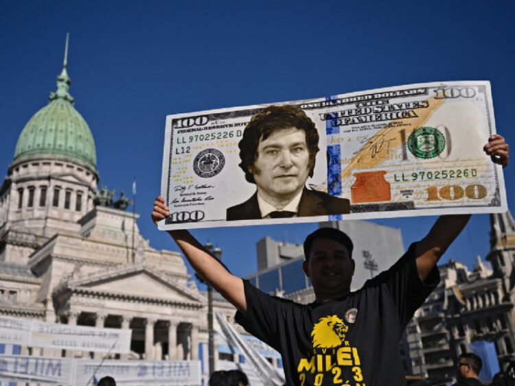 Milei lanza plan de austeridad en Argentina; devalúa más de 50 % la moneda