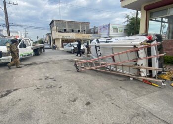 Provocan aparatoso accidente vial dos empleados de CFE Victoria