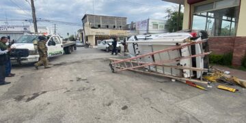 Provocan aparatoso accidente vial dos empleados de CFE Victoria