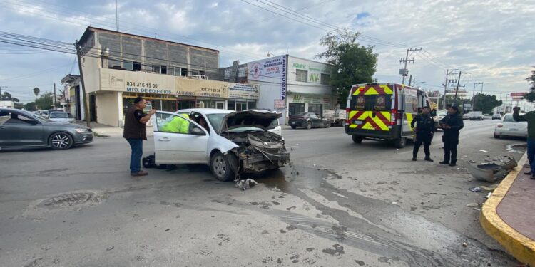 Provocan aparatoso accidente vial dos empleados de CFE Victoria