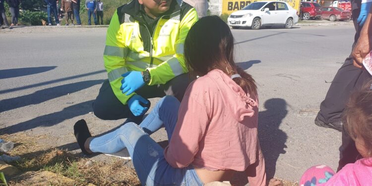 Auto embiste y lesiona a motociclistas