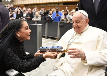 Mara Lezama entrega al Papa Francisco una copia del Tren Maya