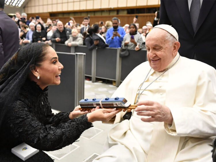 Mara Lezama entrega al Papa Francisco una copia del Tren Maya