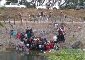 Migrantes esperan 8 horas en el río Bravo para cruzar a EU y ser detenidos