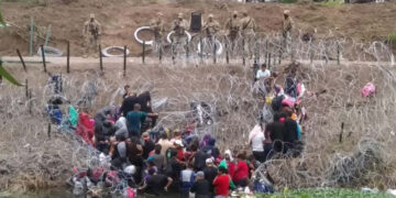 Migrantes esperan 8 horas en el río Bravo para cruzar a EU y ser detenidos