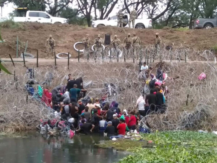 Migrantes esperan 8 horas en el río Bravo para cruzar a EU y ser detenidos