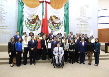 Atestigua gobernador entrega de medalla al mérito “Luis García de Arellano a Anabel Pineda Briseño