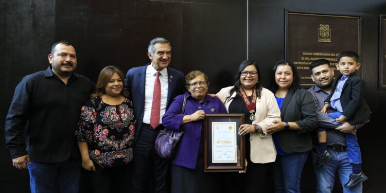 Atestigua gobernador entrega de medalla al mérito “Luis García de Arellano a Anabel Pineda Briseño